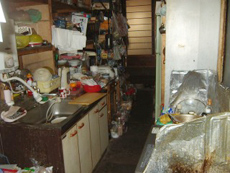 施工前：収納スペースも少ない台所