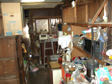 施工前：収納スペースも少ない台所